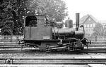 Lok 2 der Nordhausen-Wernigeroder Eisenbahn-Gesellschaft (NWE) war eine von drei von der Firma Güstrower Lokomotiv- und Waggonfabrik 1896 hergestellte zweiachsige Schmalspurlok. Während ihre beiden Schwestern als 99 5804 (Lok 1) und 99 5803 (Lok 3) bis in die 1960er Jahre überlebten, wurde Lok 2 wegen eines Kesselschadens bereits 1936 ausgemustert.  (1930) <i>Foto: DLA Darmstadt (Maey)</i>