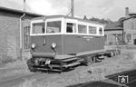 Triebwagen 46 der Kleinbahn Leer-Aurich-Wittmund (LAW), eine ehemalige Wehrmachtsdraisine (Baujahr 1942), die es im Krieg zur LAW verschlagen hatte, im Bw Aurich. (26.08.1958) <i>Foto: Gerd Wolff</i>