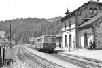 T 15 ist in Schönau/Schwarzwald eingetroffen. Hier gab es auch die "Riegeler Bierablage", ein seit 1896 existierendes Zwischenlager einer der größten badischen Bierbrauereien, die typischerweise einen Eisenbahnanschluss hatte und über entsprechende Bierkühlwagen verfügte. (15.06.1959) <i>Foto: Gerd Wolff</i>