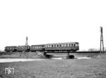 Triebwagen T 58 (DWK, Baujahr 1925) der Steinhuder Meer-Bahn mit drei Personenwagen nach Bokeloh auf der Brücke über die Westaue bei Wunstorf. Der Triebwagen war 1953 von der DB gekauft worden; dessen ursprüngliche und vorherige Betriebs-Nr. bei der Staatsbahn war BC4vT 752, bei der DB VT 85 902. Die Umspurung von Normal- auf Meterspur einschließlich der Anpassung von Zug- und Stoßeinrichtungen erfolgte in der bahneigenen Werkstatt der St.M.B. (11.03.1961) <i>Foto: Detlev Luckmann</i>