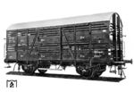 Das Foto zeigt einen Viehwagen der 654 V Altona Austauschbauart von 1927-35, Wagennummern 80 001 bis 80 654. 1936-37 wurden noch 27 geschweißte V Altona (Hamburg) beschafft. Bei der DB hießen sie V 33. Trotz Laufwerken mit weicher Abfederung verzichtete man bei diesen Wagen im Gegensatz zu den zeitgenössischen gedeckten Güterwagen auf eine Verlängerung des Achsstandes, so dass die zulässige Höchstgeschwindigkeit auf 65 km/h limitiert blieb. Das Gattungszeichen "V" steht eigentlich für Verschlagwagen. (1928) <i>Foto: RVM</i>