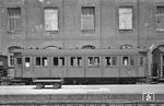 Der 3.Klasse Personenzugwagen "090813 Mü" (bay 99) in München Hbf. (1949) <i>Foto: Dr. Scheingraber</i>