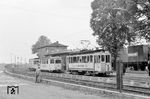 Tw 3 (vorne) mit Umbau-Tw 10 (ex Tw 25) im neuen Personenbahnhof Distelrath. (14.05.1960) <i>Foto: Gerd Wolff</i>