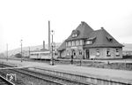 Blick auf den Kreisbahnhof von Bad Hersfeld mit einem Triebwagenzug (VT 2/VB 2). (04.06.1960) <i>Foto: Gerd Wolff</i>