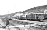 Im Bahnhof Miltach begegnen sich ein Zug der Regentalbahn mit angehängtem VB 140 105 (beheimatet in Regensburg) und eine VT 98-Einheit. (04.03.1961) <i>Foto: Gerd Wolff</i>