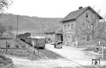 Ein Güterzug im Bahnhof Widdern auf der 750 mm Jagsttalbahn von Möckmühl nach Dörzbach im Norden Baden-Württembergs. (01.03.1961) <i>Foto: Gerd Wolff</i>