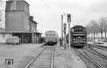 Zugkreuzung im Bahnhof Iburg zwischen TWE 271 (Jung, Baujahr 1940) und VT 21 (Eßlingen, Baujahr 1951). (08.04.1961) <i>Foto: Gerd Wolff</i>