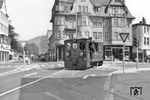 Dampflok 4 fährt vom Mühlendamm kommend in den Maiplatz in Plettenberg ein. Ob das Schild "Vorfahrt gewähren" am Maiplatz auch für die Dampflok galt ? (1957) <i>Foto: Detlev Luckmann</i>