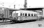 Der T 5 der Wittlager Kreisbahn in fremden Gefilden im Bahnhof Wuppertal-Oberbarmen. Der 1934 in der Waggonfabrik Wismar gebaute Triebwagen kam zunächst zu den Saarbahnen und wurde 1935 unter der Nummer "135 078 Saarbrücken" von der Reichsbahn eingeordnet. Bei der DB noch als VT 88 902 vorgesehen, wurde er bereits 1950 ausgemustert und 1951 an die Wittlager Kreisbahn verkauft. 1970 kam er zur Interessengemeinschaft Historischer Schienenverkehr, die den Triebwagen einige Zeit im Bw Wuppertal-Langerfeld unterstellte. Auf der Fahrt dorthin wurde er in Wuppertal-Oberbarmen erwischt. (1970) <i>Foto: Bernd Backhaus</i>