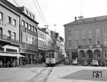 Tw 25 hat soeben die Wermingser Straße verlassen und befährt den „Alten Rathausplatz“ in der Iserlohner Stadtmitte. (03.1959) <i>Foto: Reinhard Todt</i>