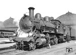 Um die damals in Deutschland weitgehend unbekannten Baugrundsätze amerikanischer Lokomotiven kennenzulernen, importierte die Bayerische Staatsbahn 1900 zwei Atlantic-Schnellzuglokomotiven (Achsfolge 2'B1) des Herstellers Baldwin mit Vauclain-Triebwerk. Beim dem Triebwerk waren Hoch- und Niederdruck-Zylinder übereinander angeordnet sind und arbeiteten gemeinsam auf einen Kreuzkopf, sodass die Lok hinsichtlich der Kraftübertragung auf die Treibachsen eher einer Zweizylinder-Lok ähnelte. Die beiden Lokomotiven erhielten als Gattung S 2/5 die Betriebsnummern 2398 und 2399. Das Bild zeigt die Lok 2399 abfahrbereit im alten Münchener Hauptbahnhof. Zwei Jahre später, am 31.03.1923 wurde sie bei der Betriebswerkstatt München I ausgemustert. Am Tender steht vermutlich Rudolf Kallmünzer. (26.03.1921) <i>Foto: Rudolf Kallmünzer</i>