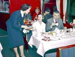 Frühstück im Speisewagen, das von speziell ausgebildeten Hostessen serviert wurde, die nur in den TEE-Zügen zu finden waren. (1957) <i>Foto: Reinhold Palm</i>