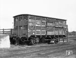 Der Verschlagwagen der Verbandsbauart A8 wurde ab 1913 bis 1927 in insgesamt 2133 Exemplaren gebaut. Zuerst als V(h) Altona, ab 1937 als V(h) Hamburg bezeichnet, trug der Wagen die Bezeichnung "Vh 14" bei der DB, die letzten Exemplare wurden um 1965 ausgemustert. Er glich einem gedeckten Güterwagen, hatte jedoch Lüftungsöffnungen, indem in den Seiten- und Stirnwänden zwischen den einzelnen Brettern Lücken gelassen wurden. Daher kam auch der Name Verschlagwagen. Typisch waren die Lüftungsklappen und der zweite Boden, um die Tragfähigkeit des Wagens voll ausnutzen zu können. Der insgesamt etwa zwei Meter hohe Laderaum wird hierbei optimal ausgenutzt, indem Kleinvieh wie Schweine, Ziegen und Schafe in zwei Ebenen verladen wurden. Trennwände ermöglichten eine vertikale Unterteilung des Laderaums in Verschläge die mit den Buchstaben A bis F, außen aufgemalt, bezeichnet wurden. Das Bild entstand im Bahnhof Uchte. (04.1958) <i>Foto: Reinhard Todt</i>