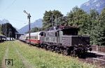 194 111 mit IC 511 "Chiemgau" in Bischofswiesen. (26.08.1980) <i>Foto: Dorothee Hager</i>