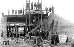 Bau einer Überführung auf der Eifelbahn in der Nähe von Jünkerath. (1869) <i>Foto: RVM-Archiv</i>