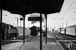 Im Gegenlicht eines Sommermorgens des Jahres 1953 fährt 44 914 vom Bw Würzburg durch den Bahnhof Fürth in Bayern. Links wartet 64 425, rechts steht ein Schnellzug mit einer E 18. (08.1953) <i>Foto: Gerhard Moll</i>