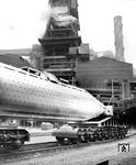 Torpedopfannenwagen bei der Fa. Krupp in Essen, mit dem bis zu 1400 °C heißes Flüssigeisen transportiert wurde.  (1966) <i>Foto: Grandt</i>