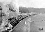 57 3460 und 57 3404, beide vom Bw Rothenkirchen (Ofr), mühen sich mit einem Güterzug die Rampe von Ludwigsstadt bei Steinbach a Wald hinauf. (1933) <i>Foto: RVM</i>