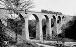 Eine preußische T 14¹ (Baureihe 93) auf dem Eulenbachviadukt der Bahnstrecke Kettwig—Wülfrath zwischen Velbert Hbf und Velbert West. Die mit sieben Pfeilerbögen und einer Spannweite von jeweils etwa 20 Metern gestaltete Brücke weist eine Länge von 168 Metern auf. Das Außenmauerwerk der Brücke ist komplett aus Bruchsteinen gebaut, der Kern mit Beton verfüllt. Mit einer Höhe von 40 Metern war sie die höchste Natursteinbrücke der ehemaligen preußischen Rheinprovinz. Auf der heute stillgelegten Bahnstrecke führt der Panoramaradweg Niederbergbahn über das Viadukt. (1930) <i>Foto: Max Biegel</i>