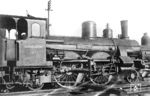 Bei den Schnellzugloks der pfälzischen Gattung P 2.I waren die vordere Lauf- und Kuppelachse mittels einer Gabeldeichsel zu einem Krauss-Helmholtz-Drehgestell verbunden. Die hintere Laufachse lag in einem Außenrahmen. Die Loks waren in der Lage, einen 106 Tonnen schweren Zug in der Ebene mit 90 km/h zu ziehen. Sie wurden mit Schlepptendern der Bauarten 3 T 12 und 3 T 14 ausgestattet. Insgesamt wurden von 1891 bis 1896 von Krauss 22 Lokomotiven gebaut, 13 weitere gingen an die benachbarte Hessische Ludwigsbahn und kamen später als P 3 in den Bestand der Preußischen Staatseisenbahnen. Die zwanzig von der Reichsbahn übernommenen Exemplare sollten als Baureihe 35.70 die Nummern 35 7001 bis 35 7020 erhalten, wurden jedoch bereits vor ihrer Umzeichnung ausgemustert. Die Lokomotiven trugen Namen, unter anderem "KÖNIGIN MARIE", "v. AUER" oder wie hier "LIMBURG".  (1924) <i>Foto: Helmut Tauber</i>
