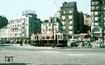 Tw 3 am Place de la Gare vor dem Luxemburger Hauptbahnhof. 1958 verfügte der Betrieb über 48 Straßenbahnwagen, davon waren 29 Triebwagen und 19 Beiwagen. (21.04.1957) <i>Foto: J.C. de Jongh</i>