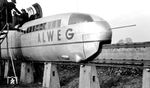 Ursprünglich hatte man geplant, Schienenfahrzeuge auf der Alweg-Versuchsstrecke mit nahezu Flugzeuggeschwindigkeiten von bis zu 380 km/h auf der dafür konstruierten Stelzenstrecke mit Hilfe von Gleitrollen dahinbrausen zu lassen. Letztlich kam der Originalzug, der am 23. Juli 1957 erstmalig die Strecke befuhr nur auf eine Geschwindigkeit von 80 km/h. (04.1953) <i>Foto: Karl Wyrsch, Slg. D. Ammann</i>