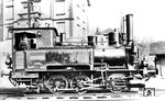 Als bayerische D VII Nr. 887 "UTTENREUTH" wurde die von J.A. Maffei gebaute Maschine im November 1886 in Dienst gestellt. Nach 48 Jahren schied sie aus dem aktiven Dienst aus und wechselte am 7. November 1934 als Schleppzeug in den Gerätelokstand. An der bekannten Fotostelle im Heimat-Bw Würzburg (mit der Madonnenfigur) ließ sich Hermann Maey die bei der Reichsbahn als 98 7639 einsortierte Lok in Position fahren. (03.1930) <i>Foto: DLA Darmstadt (Maey)</i>