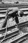Trennen einer Altschiene mittels Schweißbrenner im Bahnhof Neckargemünd. (20.07.1962) <i>Foto: Alfred Volk</i>