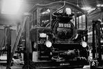 99 093 wurde 1911 für die pfälzischen Schmalspurbahnen beschafft, wo sie zunächst auf der 1908 eröffneten Lokalbahn Neustadt (Haardt) - Geinsheim zum Einsatz kam. Das Bild zeigt die Lok des Bw Ludwigshafen (Rhein) im RAW Kaiserslautern, wo gerade der Umbau auf elektrische Beleuchtung erfolgte. Für die Lichtmaschine wurde extra ein Hilfsrahmen auf der Rauchkammer montiert.  (1933) <i>Foto: RBD Mainz, Slg. W. Löckel</i>
