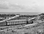 Diesellok 7 (DWK, Baujahr 1937) mit dem Gepäckwagen GG 52 (Busch, Baujahr 1906) zwischen Klappholttal und Vogelkoje auf der Nordbahn. Die Nordbahnstrecke führte überwiegend über den Geestrücken der Insel sowie durch Dünengebiete.  (24.09.1968) <i>Foto: Reinhard Todt</i>