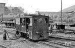 Lok 4 der Plettenberger Kleinbahn (Henschel, Baujahr 1927) beim Wassernehmen im Bahnhof Plettenberg. Die Wasserversorgung funktionierte bei der verkleideten Kittellok nicht über einen Wasserkran, sondern erfolgte über einen Hydranten. (21.05.1957) <i>Foto: L. Marshall</i>