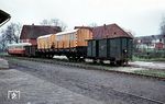 Ein Güterzug auf Rollwagen der Kreisbahn Osterode–Kreiensen mit dem Schlepp-Triebwagen T 2 in Echte. Am Zugschluss hängt der PwPostwagen Nr. 32. (03.1963) <i>Foto: Detlev Luckmann</i>