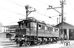 Von den 38 bestellten Lokomotiven der Baureihe E 17 waren E 17 113 bis 120 fabrikneu an die Rbd Breslau abgeliefert worden. E 17 113 hatte ihre Abnahme am 16.10.1928 im RAW Laubau, danach war sie zunächst beim Bw Schlauroth stationiert. Carl Bellingrodt erwischte die Lok vor der Ellokhalle im Bw Hirschberg (Riesengeb) Hbf. Im Februar 1945 wurde sie vor der vorrückenden Front nach München abgefahren. (11.06.1936) <i>Foto: DLA Darmstadt (Bellingrodt)</i>