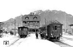 Am 24. Januar 1897 erhielt die Actiengesellschaft Elektrizitätswerke Sitz München vom bayerischen Prinzregenten Luitpold die Konzession für den Bau einer elektrisch betriebenen einspurigen Bahnlinie von Murnau nach Oberammergau, die am 5. April 1900 eröffnet wurde. Der geplante Zugbetrieb mit Dreiphasenwechselstrom mit 800 Volt und 40 Hz scheiterte jedoch an den damals noch nicht beherrschten technischen Problemen. Nach dem Konkurs des Betreibers erwarb die Lokalbahn Aktien-Gesellschaft (LAG) im November 1903 die Bahnstrecke und das Kraftwerk, das sie in der Zeit von März bis November 1904 mit 280 kW 350 kVA Bahnstromgeneratoren für die Erzeugung von Einphasenwechselstrom mit 5500 Volt und 16 Hz umrüsten ließ und erhielt die Betriebskonzession am 31. Dezember 1903. Am 1. Januar 1905 wurde der elektrische Planbetrieb mit den Triebwagen LAG Nr. 674 bis 677 aufgenommen. LAG 677 steht hier im Bahnhof Oberammergau. Die Ammergaubahn war die erste Eisenbahn Deutschlands, die mit Einphasen-Wechselstrom niedriger Frequenz betrieben wurde. (1905) <i>Foto: Slg. Dr. G. Scheingraber</i>