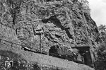 85 007 schiebt den E 585 (Freiburg - Villingen - Rottweil - Stuttgart) am Unteren Hirschsprung-Tunnel (121 m) zwischen Himmelreich und Hinterzarten nach. (1958) <i>Foto: Gerhard Greß</i>