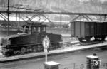 E-Lok 4 (AEG, Baujahr 1922) der Iserlohner Kreisbahn mit einem Rollwagenzug in Altena, aufgenommen aus dem Wohnzimmerfenster des Fotografen. (12.1960) <i>Foto: Hermann Gerdes</i>